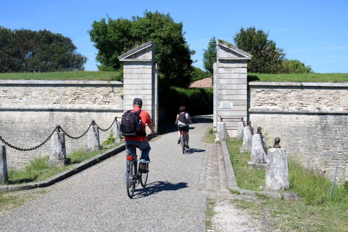 Cyclistes à la porte Thoiras, Saint-Martin-de-Ré
