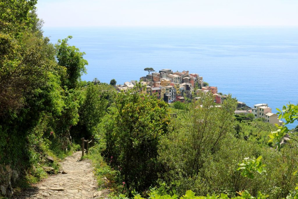 Randonnée au-dessus du village de Corniglia, Cinque Terre, Italie